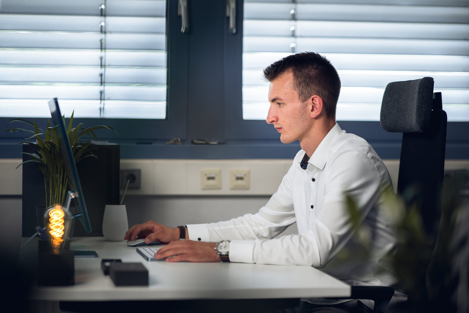 Leon Hüttl bei Marketing-Brand im Büro